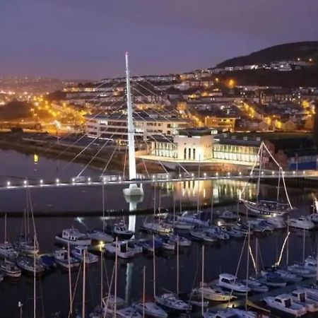 Luxe Living Family Home - Beach, Wifi, Parking Swansea Exterior photo