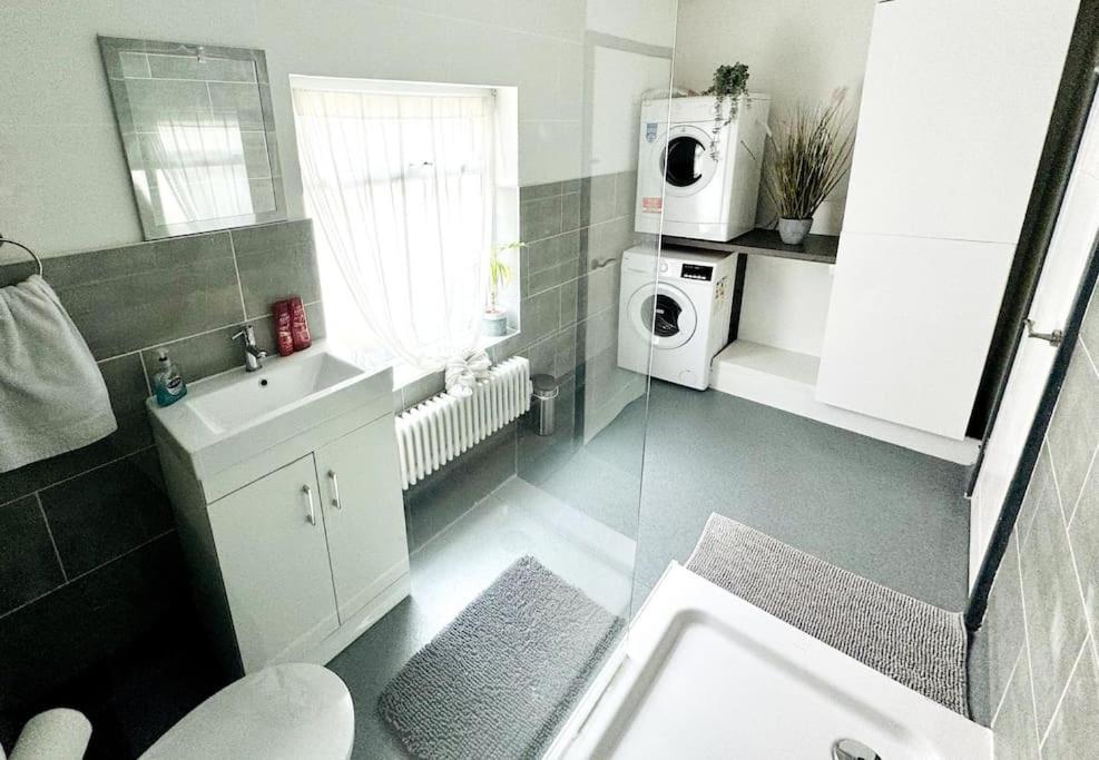 Luxe Living Family Home - Beach, Wifi, Parking Swansea Exterior photo