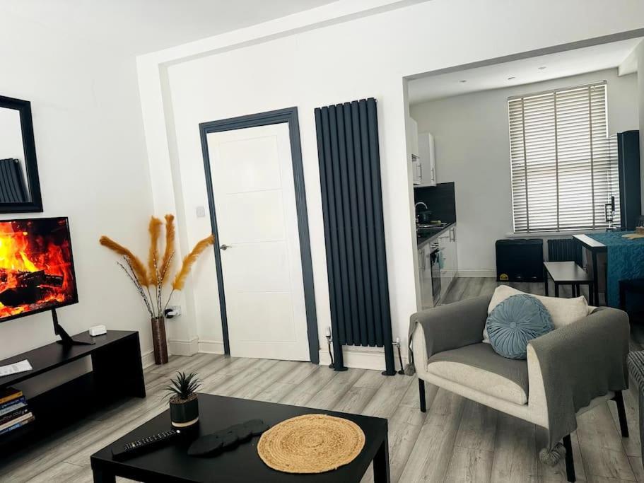 Luxe Living Family Home - Beach, Wifi, Parking Swansea Exterior photo